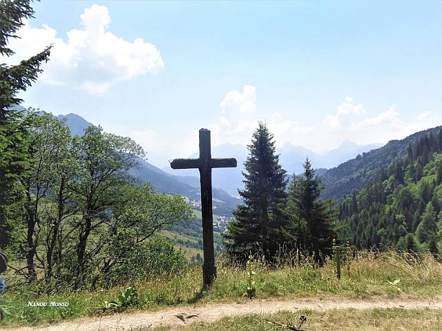 Un croix en montagne, symbole de protection pour la valle..