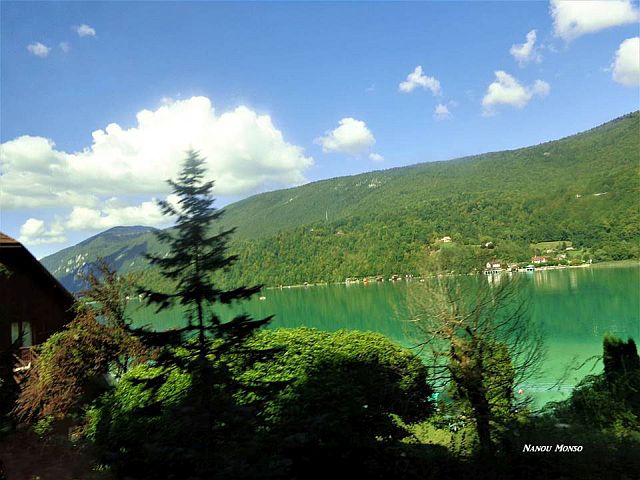 Le lac d'Aiguebelette et sa lgendaire couleur turquoise..