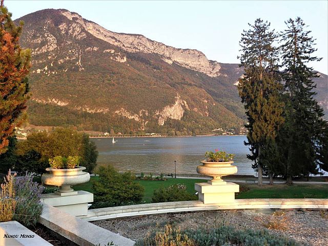 Lac et montagne depuis l'Imprial Palace..